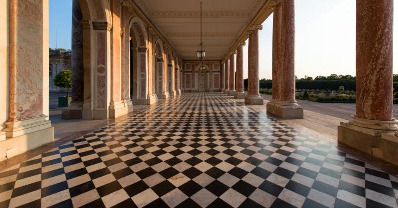 Le Grand Trianon de Versailles avec son architecture en marbre rose et ses jardins fleuris